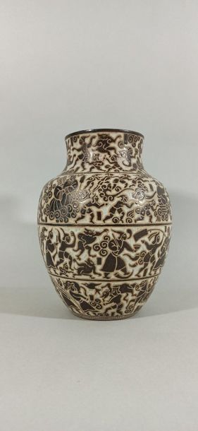 null VIETNAM, vers 1950-60, Biên-Hoà

Vase en céramique à décor en léger relief de...