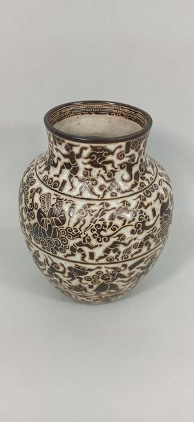 null VIETNAM, vers 1950-60, Biên-Hoà

Vase en céramique à décor en léger relief de...