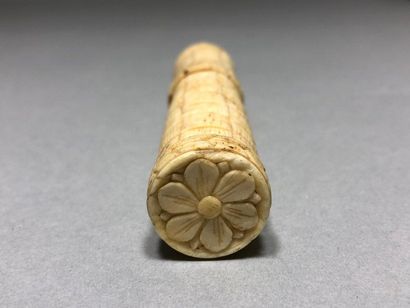 null JAPON, Epoque Meiji (1868-1912)

Petit tube à cosmétique en ivoire

Petits accidents...