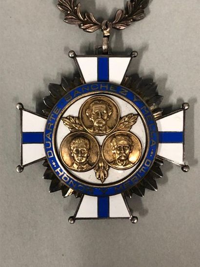 null Médaille de l'Ordre du Mérite "Duarte - Sanchez y Mella" de la République Dominicaine.

Argent...