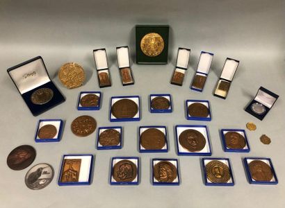 null Ensemble de 24 médailles en bronze comprenant notamment 

Berthommé Saint André,...