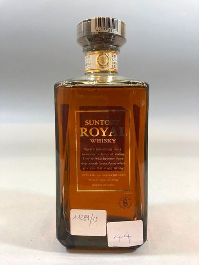 null 1 bottle WHISKY Suntory "Royal" (decanter).

