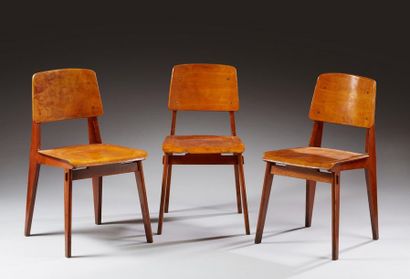 null Jean PROUVE (1901-1984)

Trois chaises modèle « Tout Bois » en hêtre massif...