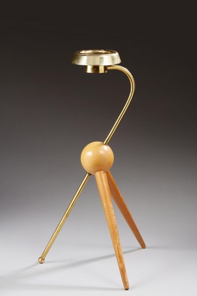 null FRENCH WORK

Tripod ashtray made of brass and tripod base made of light wood...