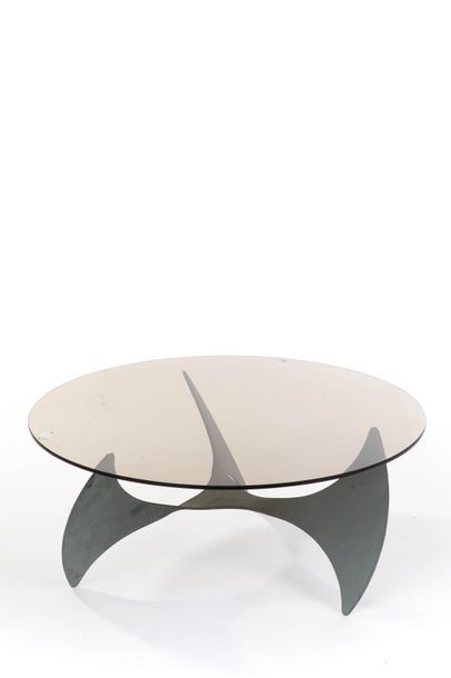 null KNUT HESTERBERG born 1941

Propoller" coffee table in steel and glass

Height...
