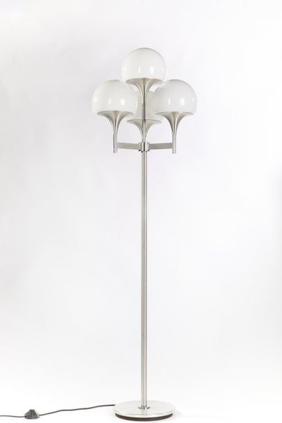 null SCIOLARI Gaetano 1924-1994

Four-light floor lamp, white glass, chrome and aluminium,

circa...