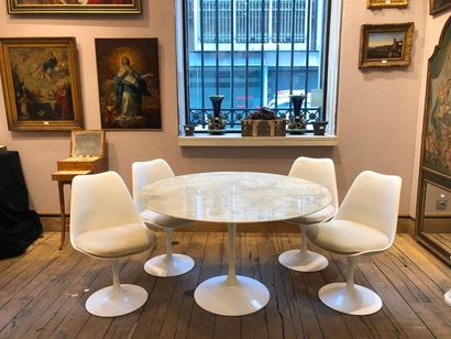 null Eero SAARINEN (1910-1961) - KNOLL INTERNATIONAL
Table and four chairs and their...