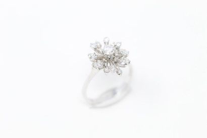null Bague fleur en or gris 18k (750) ornée de diamants le plus important en son...