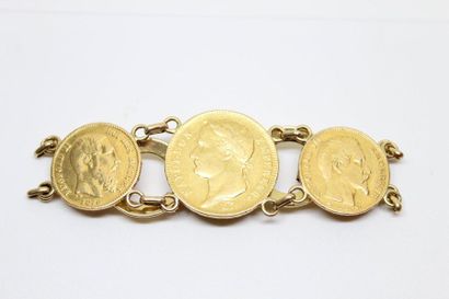 null Bracelet en or jaune 18k (750) orné de trois pièces en or : 

- 20 francs Napoleon...