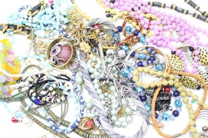 null Lot de bijoux fantaisies comprenant colliers, bracelets, montre et divers. 