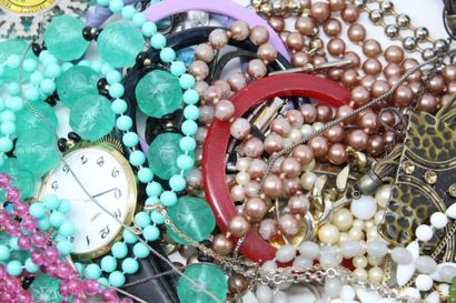 null Lot de bijoux fantaisies comprenant montres bracelets, colliers, bracelet et...