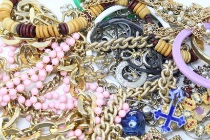 null Lot de bijoux fantaisies comprenant bagues, bracelets, broches, chaînes et divers....