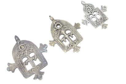 null Lot de trois pendentifs formés de plaques en métal à décor de motifs géométriques...