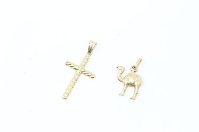 null Deux pendentifs, l'un figurant un chameau, l'autre une croix en or jaune 18k...