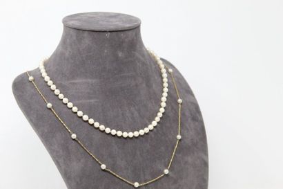 null Collier de perles, fermoir en or jaune 18k (750). On y joint un collier en métal...
