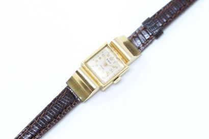 UGO UGO

Montre bracelet de dame en or jaune 18k (750), cadran signé "UGO" de forme...