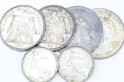 null Lot monnaies d'argent composé de :

- 2 pièces de 50 Francs Hercule 1975,1977.

-...