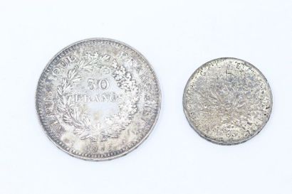 null Lot de monnaies d'argent composé :

1 pièce de 50 Francs Hercule 1977.

1 pièce...