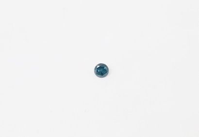 null Diamant bleu rond sur papier. 

Diam. 5.2 mm. - Poids : 0.50 ct.