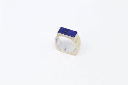 null Bague en or gris 18k (750), un rectangle de lapis lazuli serti clos en son centre....