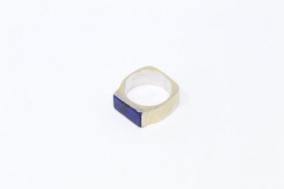null Bague en or gris 18k (750), un rectangle de lapis lazuli serti clos en son centre....