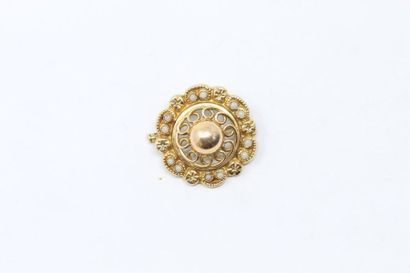 null Broche ronde ajourée en or jaune 18k (750) ornée de perles. 

Diam. : 2.5 cm....