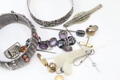 null Lot bijoux fantaisie composé notamment de deux bracelets rigide et diverses...