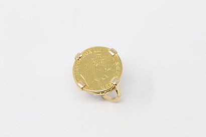 null Bague en or jaune 18k (750) ornée d'une pièce en or de 10 francs Napoléon III...