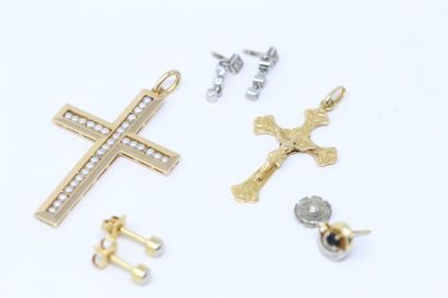 null Lot en or jaune 18k (750) et 14k (585) comprenant pendentifs croix et boucles...