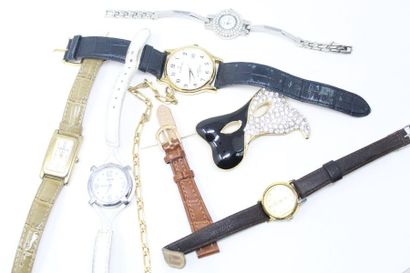 null Lot composé de cinq montres bracelets, d'une broche fantaisie et d'un bracelet...
