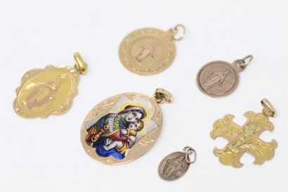 null Six médailles religieuses en or jaune 18k (750), trois à l'image de la Vierge...