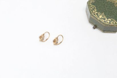 null Paire de boucles d'oreilles en or jaune 18K (750) ornées de perles. 

Ecrin.

Poids...