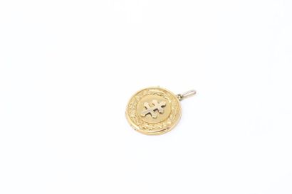 null Médaillon pendentif circulaire en or jaune 18K (750) orné d'une croix de Lorraine...