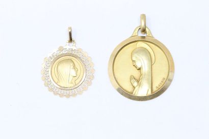 null Lot composé de deux médailles religieuses figurant la Vierge. Une de marque...