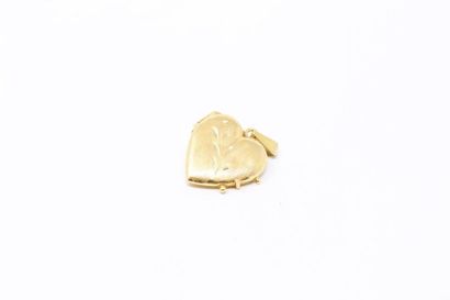 null Pendentif porte souvenir en or jaune 18K (750) en forme de coeur à décor guilloché...