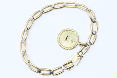 null Bracelet en or jaune et gris18K (750) agrémenté d'une breloque AUGIS "Moins...