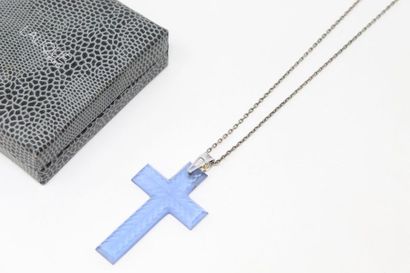 null LALIQUE croix pendentif en cristal bleu, dans son écrin signé Lalique Paris....