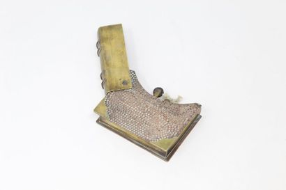 null WW1 - Grand briquet de poilu en forme de livre, réalisé en laiton et cuivre,...