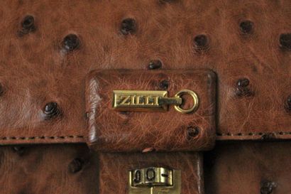 ZILLY ZILLI

Porte documents en cuir autruche brun clair, à un soufflet compartimenté,...