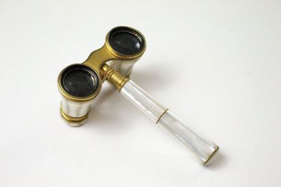 null Pair of theater binoculars in brass and mother-of-pearl veneer from Lemaire...