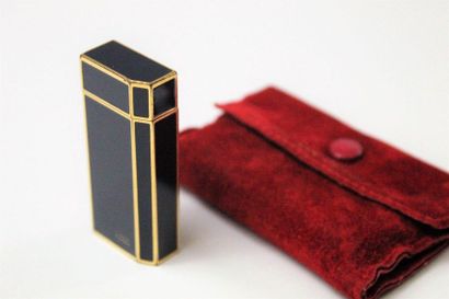CARTIER CARTIER

Gold plated and blue lacquer lighter, signed Must de Cartier. N°...