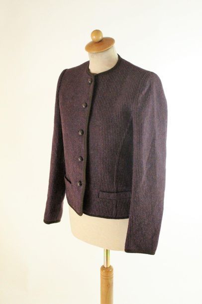 Guy LAROCHE GUY LAROCHE
Veste en laine à motif violet marron et brun.
Taille 38.

Le...