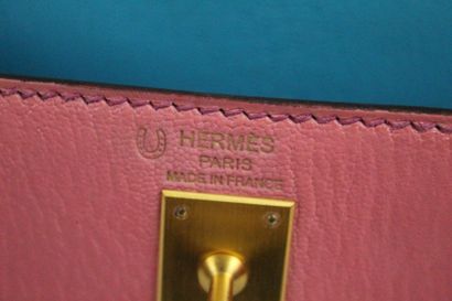 HERMES HERMES 

Rare sac "Kelly 25" en cuir chèvre tricolore : rose, turquoise et...