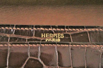 HERMES HERMES 

Sac à main en Alligator brillant brun. 

Une grande poche, une poche...