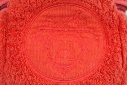 HERMES HERMES 



Vanity rond en serviette éponge orange. 

Broderie aux armoiries...