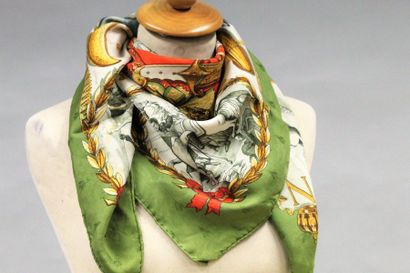 HERMES HERMES

Carré en soie brochée modèle "Napoleon" dans les tons de crème, vert...