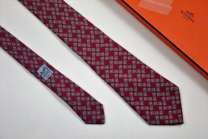 HERMES HERMES

Cravate en soie, à motifs de mors (7202 UA) sur fond framboise. 



Très...