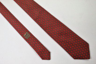 HERMES HERMES

Cravate en soie, à motifs géométriques (7568 SA) sur fond rouge. 



Bon...