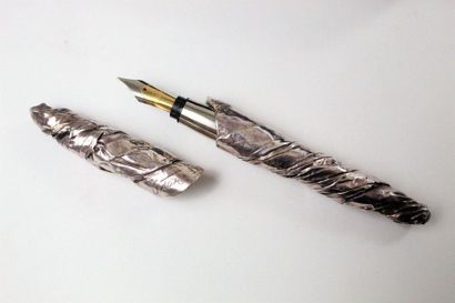 CÉSAR CESAR "Fountain pen sculpture"

Fountain pen in silver plated pewter and gold...