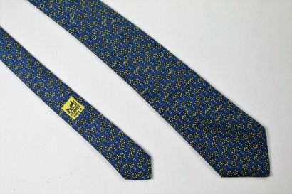 HERMES HERMES

Cravate en soie, à motifs de fleurs (7576 SA) sur fond bleu. 



Très...